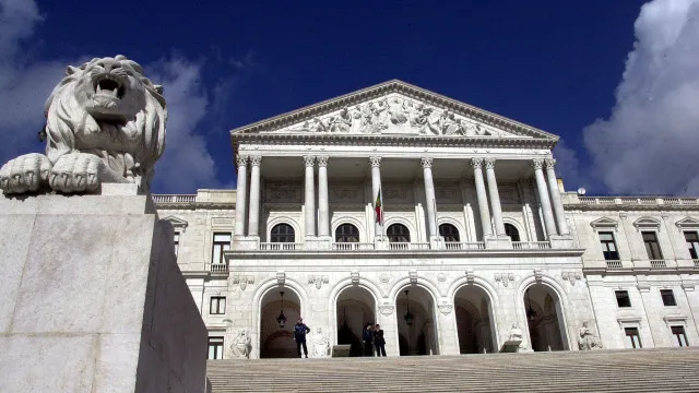 
                    AR debate hoje alívio do custo de vida. O que propõem os partidos?
                