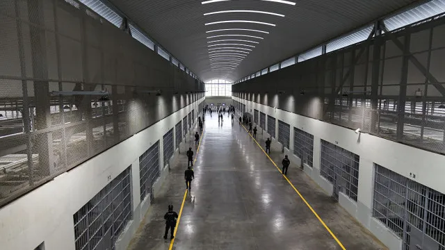 
                    ONGs denunciam mortes de presos em El Salvador sob regime de exceção
                
