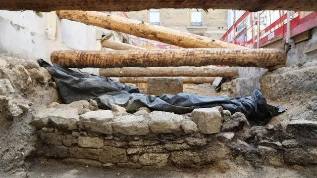 
                    Descobertos vestígios que podem ser da muralha da antiga Lutécia gaulesa
                