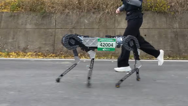 Robô corre maratona com uma única bateria em 4 horas e 19 minutos
