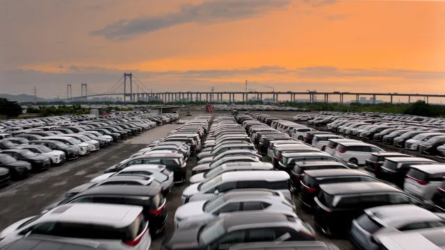 
                    Mercado automóvel europeu cresce mais de 5% com ajuda dos elétricos
                
