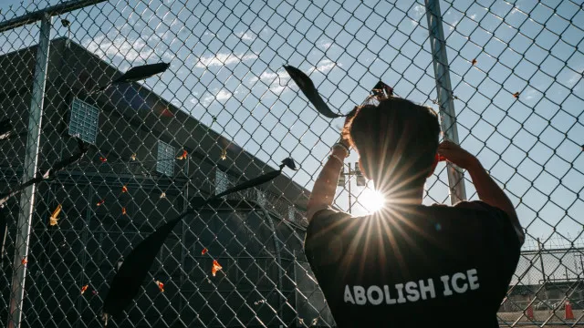
                    AI defende extinção do ICE após violação de direitos humanos nos EUA
                
