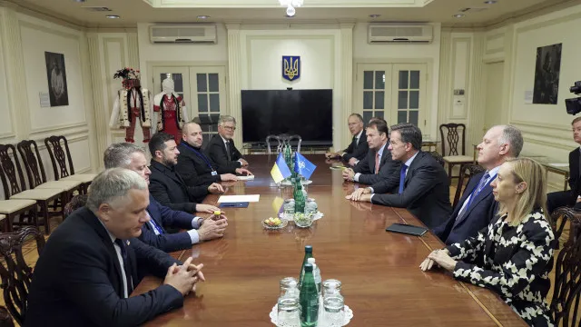 
                    Chefe da NATO recusa ingenuidades perante reforço militar da Rússia
                