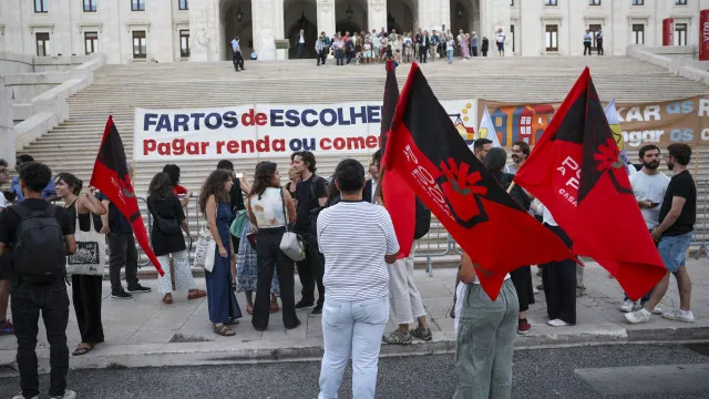 Dezenas na AR contra “cheque em branco” para despejos e subida de rendas