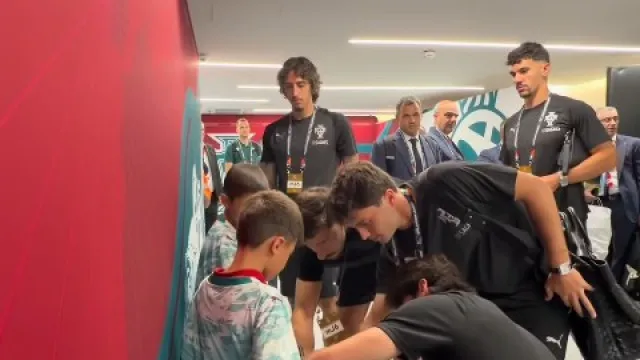 Antes do jogo, gesto dos jogadores da seleção com crianças deu que falar