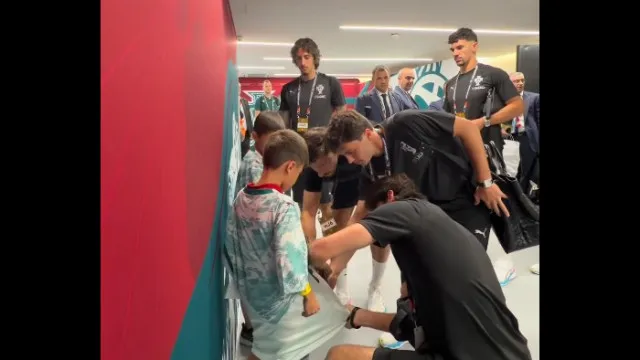 Antes do jogo, gesto dos jogadores da seleção com crianças deu que falar