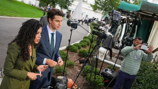 
                    Casa Branca barra CNN e MS NOW à chegada de Xi para jantar com Trump
                