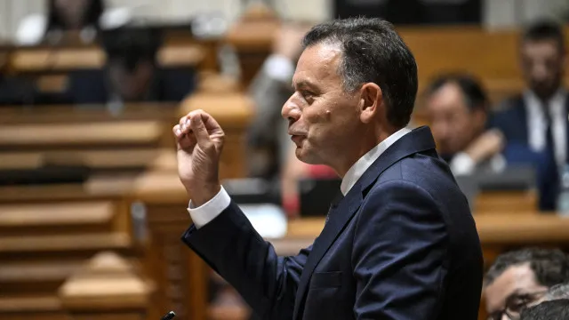
                    Sondagem: PS na liderança, mas cai (e tem Chega colado). AD ganha terreno
                