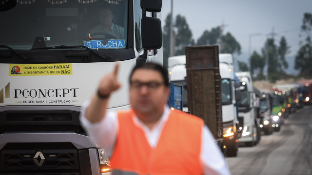 AO MINUTO: Centenas de camiões (e buzinão) em marcha lenta durante 5h