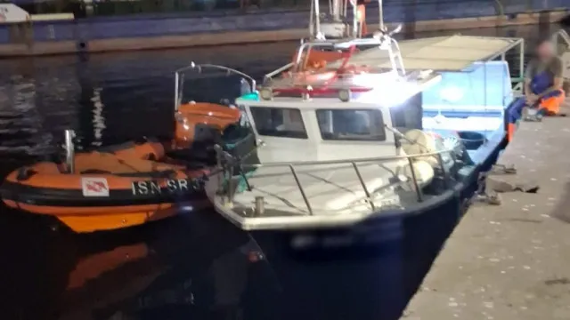 
                    Dois pescadores auxiliados após água entrar no barco ao largo de Lagos
                