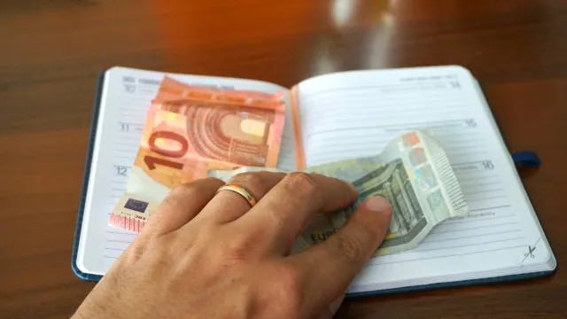 
                    Pensões, subsídios e outros apoios: Descubra já quando recebe em outubro
                
