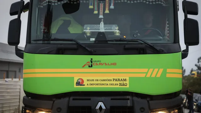 
                    Marcha lenta junta 450 viaturas. Empresários falam em 