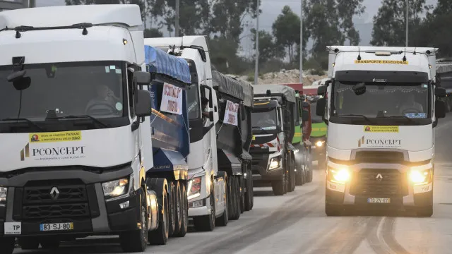 
                    Após marcha lenta, empresários das terraplanagens e Governo reúnem-se
                