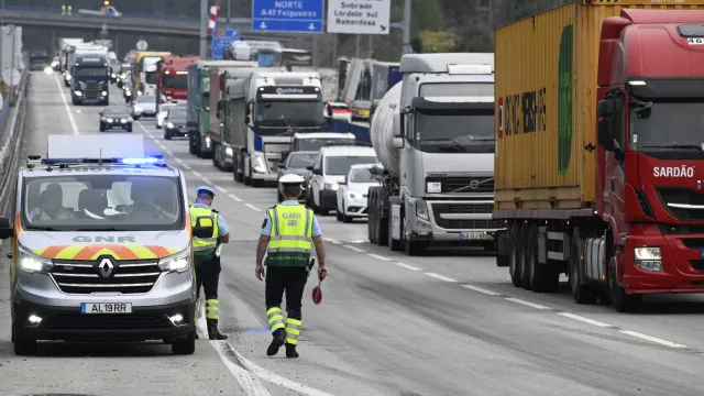 
                    Assim foi a marcha lenta de camiões contra o aumento dos combustíveis
                