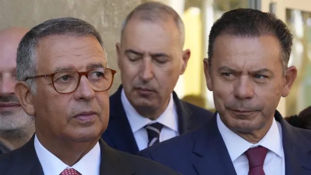 
                    Seguro promulga apoios a combustíveis e alargamento do passe ferroviário
                