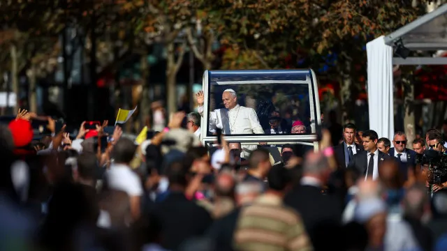 
                    Cerca de 300.000 pessoas nas ruas de Paris para ver o Papa. As imagens
                