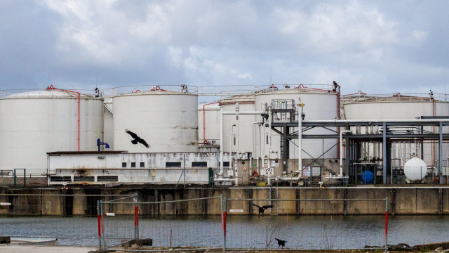 Brent cai 2,5% e fica abaixo dos 104 dólares por barril