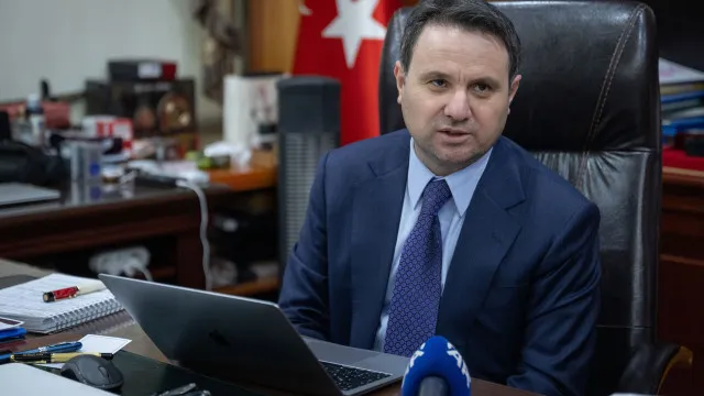 
                    Inquérito a escândalo com fundos na Turquia leva a 45 detenções
                