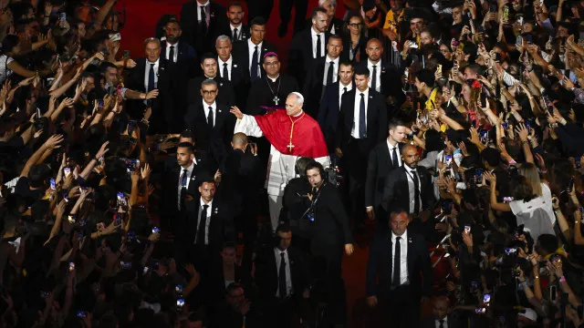 
                    Papa anima 80.000 jovens em França perante incertezas da sua geração
                