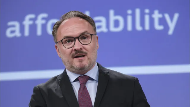 
                    Bruxelas pede aos países da UE medidas para reduzir consumo de gás e luz
                