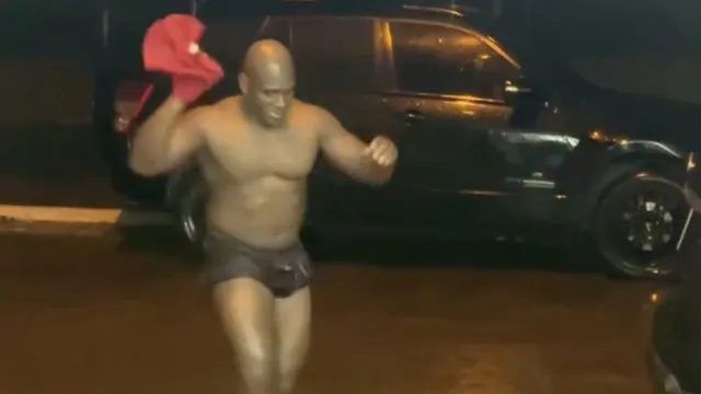 
                    Fez furor na Libertadores pela roupa. Agora, dá que falar por falta dela
                