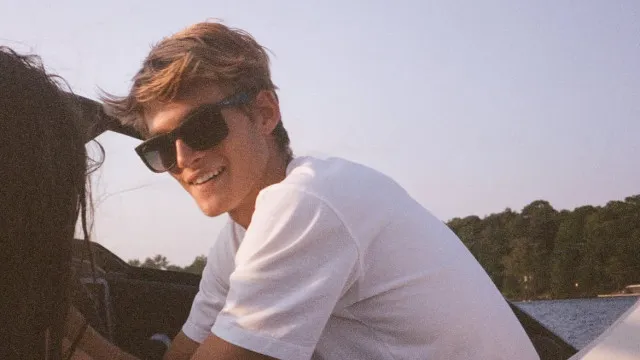 
                    Ex-namorada de Presley Gerber presta emotiva homenagem. 