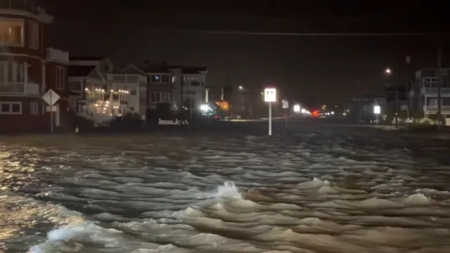 
                    Estradas alagadas e casas inundadas em Nova Jérsia devido a tempestade
                