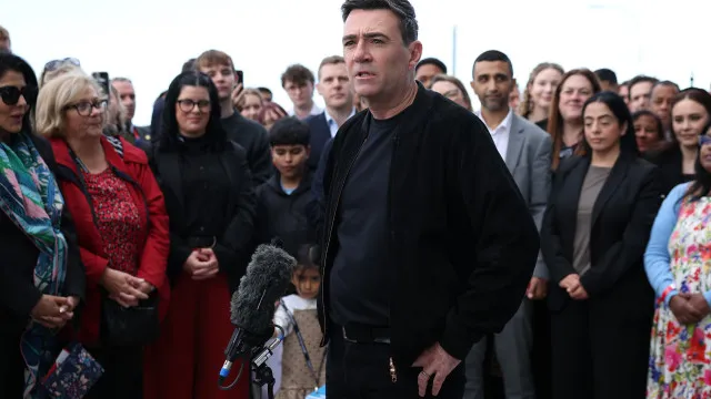 
                    Burnham promete novo rumo para o Reino Unido após década de 