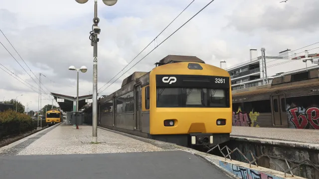 
                    Passe Verde nos comboios suburbanos de Lisboa e Porto a partir de domingo
                