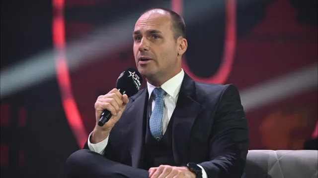 
                    Supremo condena Eduardo Bolsonaro a um ano por difamação contra deputada
                