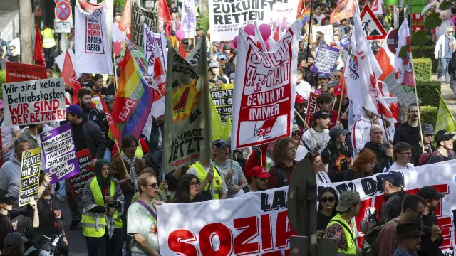 
                    Cerca de 175 mil pessoas saíram à rua contra reformas do governo alemão
                