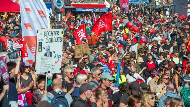 Jovens alemães saem à rua contra cortes e reforço do serviço militar