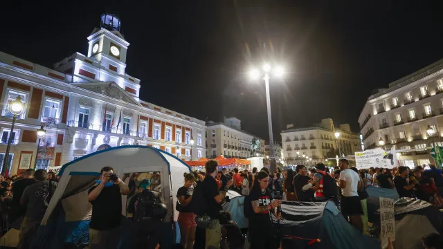 
                    Centenas de pessoas acampam no centro de Madrid contra crise na habitação
                