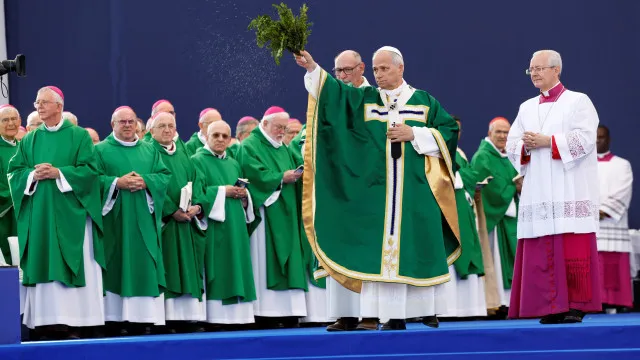 
                    Cerca de 150.000 pessoas assistem a missa do Papa no santuário de Lourdes
                
