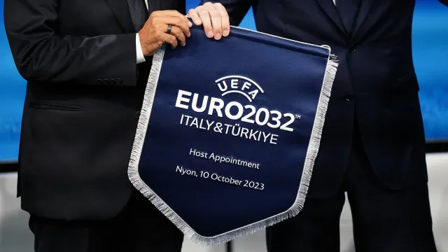 
                    'Bomba' à vista. Itália tem o Euro2032 em risco... apesar de o organizar
                