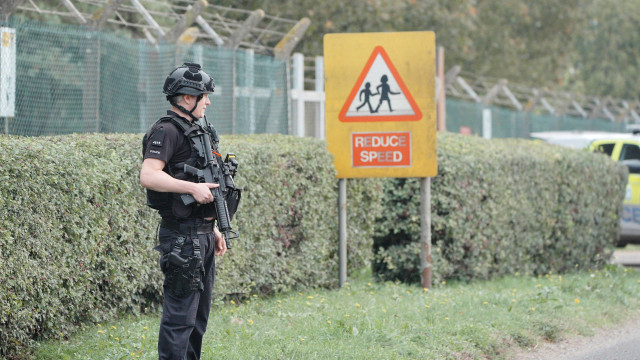 Polícia britânica assume investigação a explosivos junto a base aérea