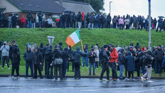 
                    Marcha pró-Reino Unido parada por protestos na Irlanda do Norte
                