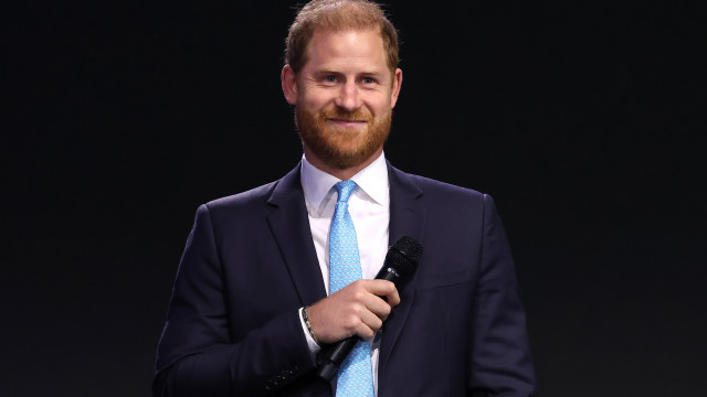 Príncipe Harry salta de paraquedas e faz rara atualização sobre os filhos