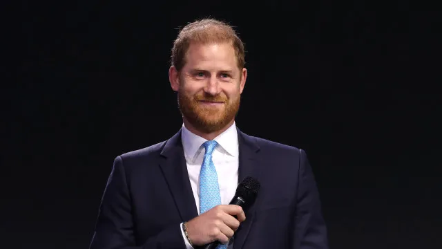 
                    Príncipe Harry salta de paraquedas e faz rara atualização sobre os filhos
                