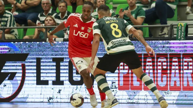
                    Expulsões, remontadas e emoção. Sporting resiste para segurar o Benfica
                