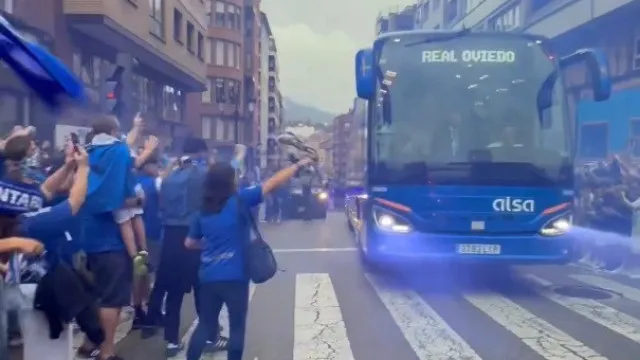 
                    Loucura total. Cazorla juntou-se aos festejos dos adeptos do Real Oviedo
                