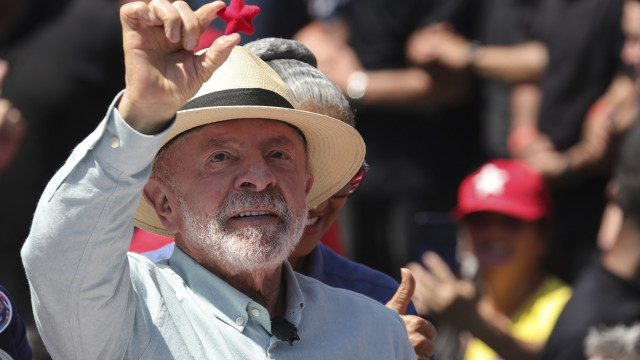 Lula diz que dívida pública preocupa, mas reservas evitam 
