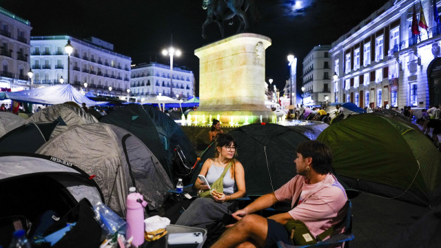 Centenas acampam pela segunda noite em Madrid em protesto pela habitação