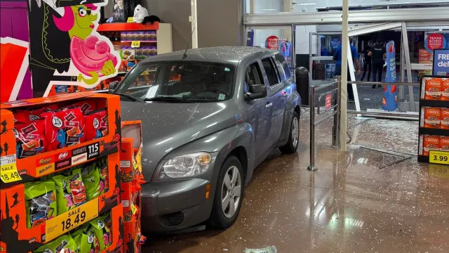 
                    Condutor abalroa e invade supermercado porque... precisava de ir ao WC
                