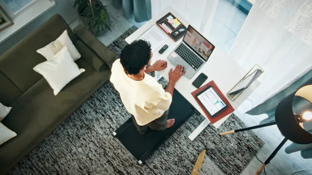 
                    Queimar calorias enquanto vê um filme? Eis como ser fit sem sair de casa
                