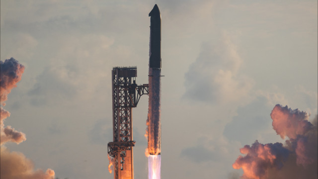Megafoguete Starship, da SpaceX, faz primeiro voo orbital e lança satélites