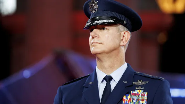 
                    Ucrânia: NATO diz que ataques híbridos russos não dividem os aliados
                