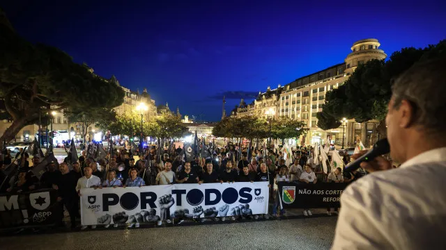 
                    Cerca de 200 polícias manifestam-se na véspera de reunião com MAI
                