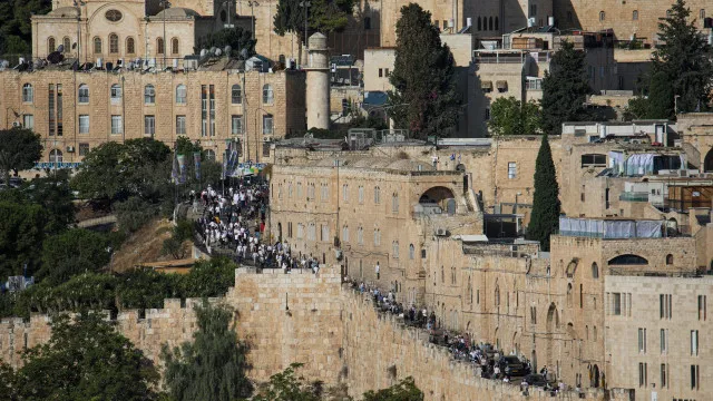 
                    Colonos israelitas na mesquita de Al-Aqsa para celebrar Sucot
                