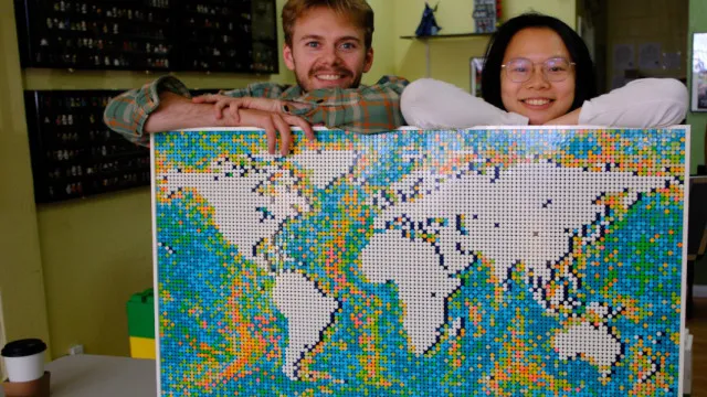
                    Dupla monta mapa mundo em Lego em menos de 5h e bate recorde do Guinness
                